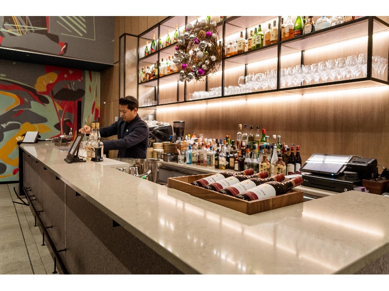 バーカウンターからフリーフローをお楽しみいただけます。