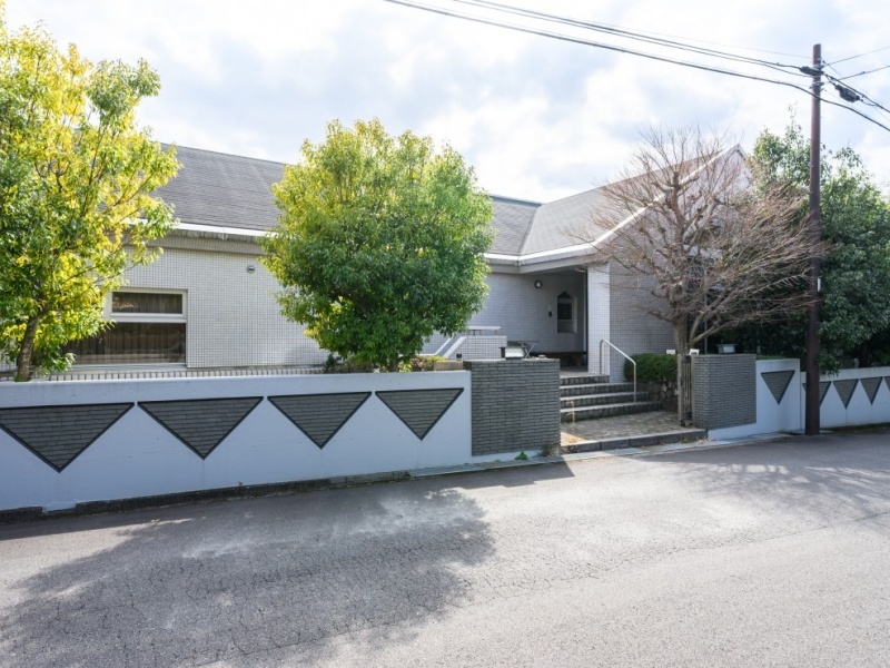 石畳のアプローチと木々の緑に包まれた、落ち着きあるエントランス。 外からの視線をほどよく遮る設計が、まるで隠れ家のようなプライベート感を演出します。 この扉の先に、静かで上質な時間が待っています。