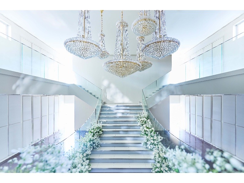 【フラワーコート】
チャペルの扉の先にあるのは、豪華なシャンデリアと光に包まれた大階段のあるセレモニースペース。展示会の商品展示スペースや企業様のCM撮影など、様々なイベントにご利用いただけます。