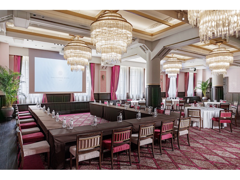 5F THE CONDER HALL
気品漂うクラシカルなバンケット「ザ コンダーホール」
創建当時の天井、壁面の装飾が忠実に残されていて、館内で最も銀行建築の贅を体感できます。
