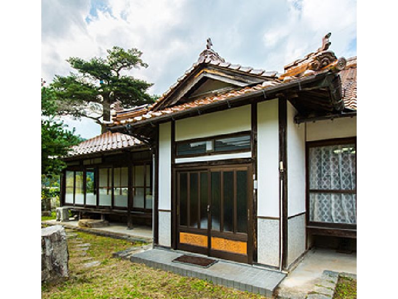 赤瓦が特徴的なこの地方ならでは伝統的な日本家屋です。 
200㎡の広々とした平屋造りとなっています。