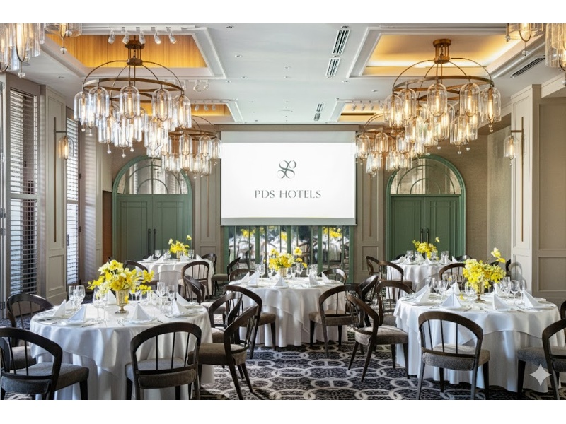 天井が高く、ホテルらしく優美で上質なしつらえ。テーブルクロスや会場装花を変更するだけで、雰囲気も一新。パーティのイメージに沿ってご提案いたします。