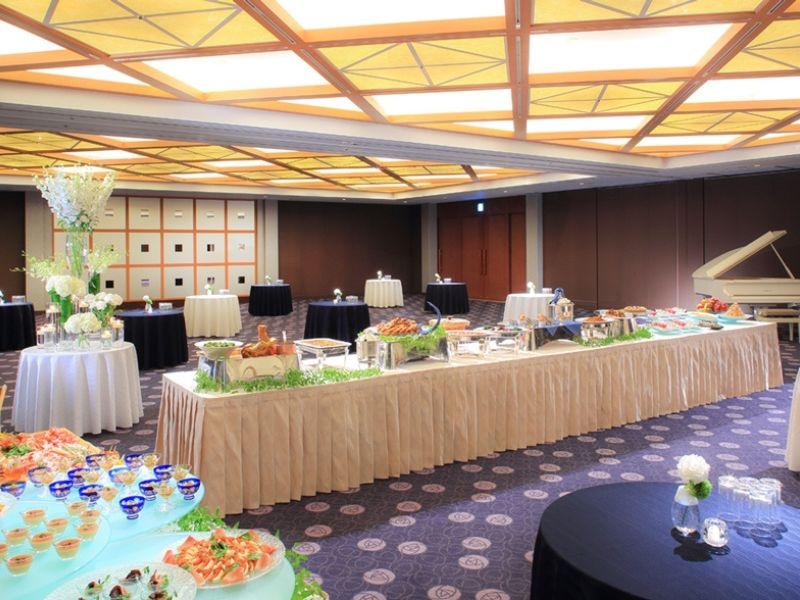 中宴会場「オーロラ」
ブッフェスタイルで220名様までご利用いただけます。