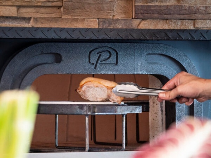 1900年前と同じ製法の石窯で焼き上げる本格ナポリピッツァと窯料理が宴会に華を添えます。ヨーロッパ直輸入のレンガ窯ならではの香ばしさと旨みを、ぜひ宴席でご体験ください。