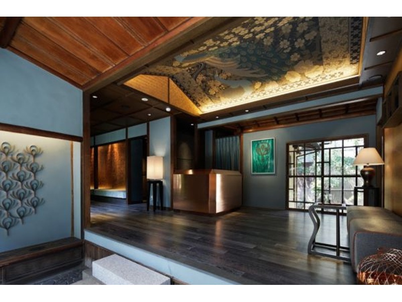 東山の傾斜を活かした広大な敷地に佇む250年続く老舗企業オーナーの邸宅をリノベート。「青銅」「赤銅」が随所に配された「銅（AKAGANE）」が煌めく洗練空間。