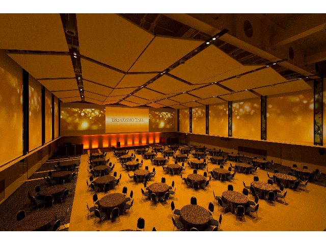 広さ918平米の多目的ホール「THE COSMO HALL」では、200名様以上の大規模宴会や会議など、様々な用途でご利用いただけます。360スクリーンと9台の常設プロジェクターで、多様な映像演出が可能です。