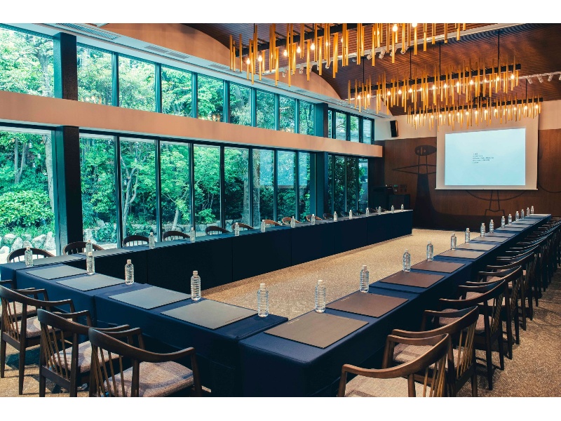 【宴会場｜新館】ザ パークルーム
(着席80名様/立食90名様/スクール54名様/シアター100名様)
※掲載写真はコの字型レイアウト