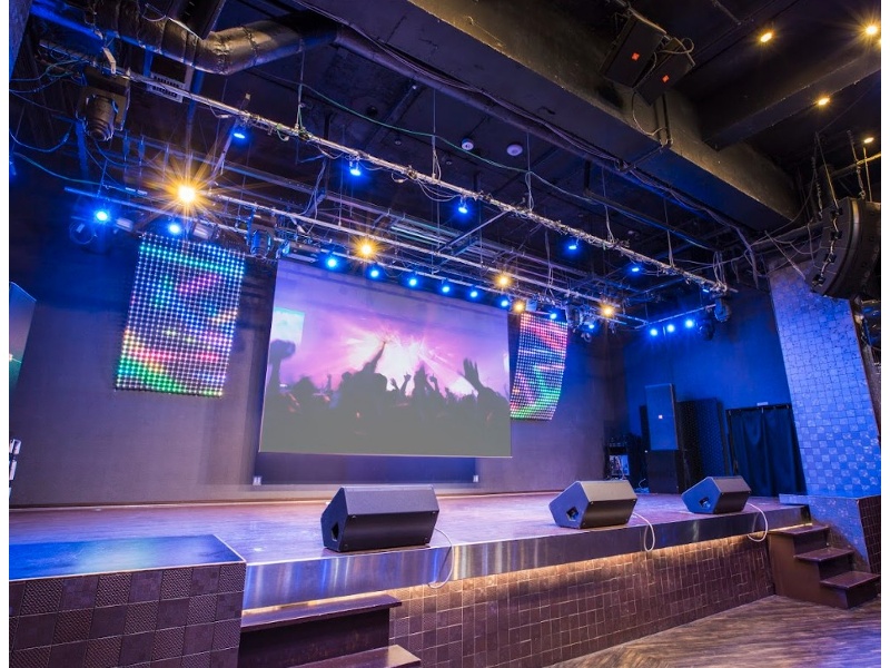 大型プロジェクター＆大型ステージ完備