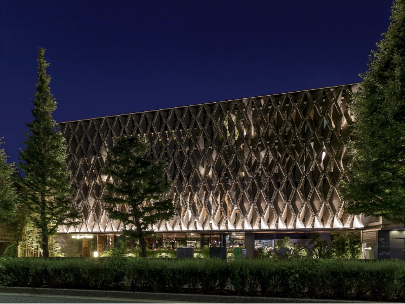 白金台の一等地に佇むモダンな外観。
白金台駅から、プラチナ通りを100m程進むと右手にございます。
