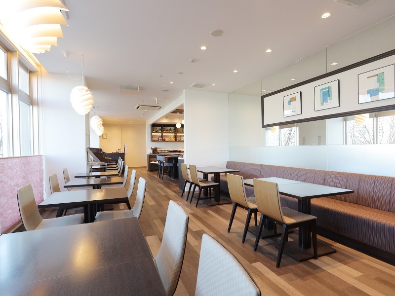 【レストラン店内】
コミュニティーホールは隣にございます。
店内約40名様、コミュニティーホール約40名様、合計80名様ほどお入り頂けます。