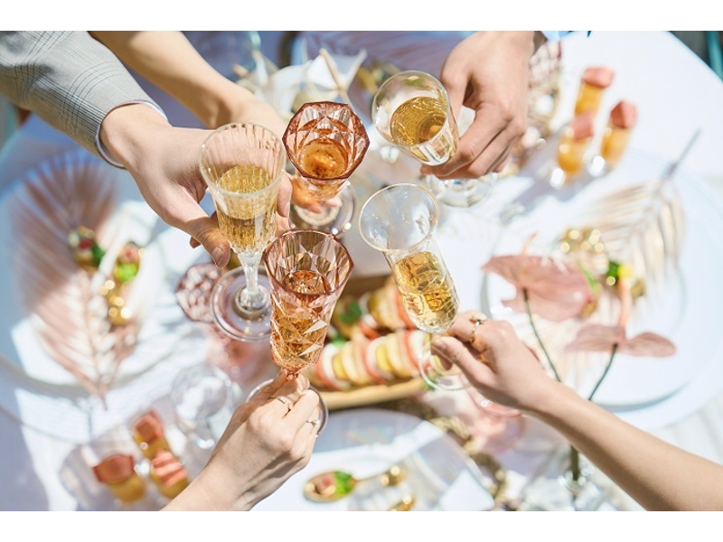 おしゃれな料理を囲んで乾杯！
