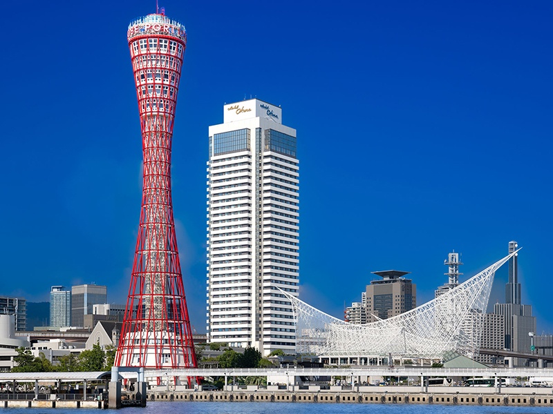 メリケンパークのウェーターフロントに位置し、神戸港を見渡すパノラマオーシャンビューを望むホテルオークラ神戸。東西南北それぞれの素晴らしい景色を一望することができます。夜には美しい夜景が広がり、日中とはまた違った景色をお楽しみいただけます。