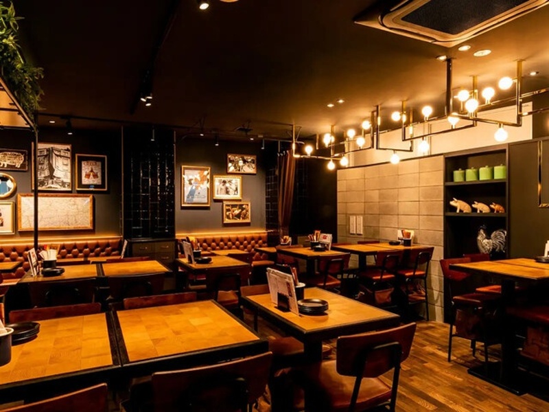 下北沢駅直結30秒のおしゃれなビアホール。着席70名・立食100名まで対応し、貸切も可能。クラフトビール飲み放題付きコースは5,000円、6,000円とコスパ抜群です。