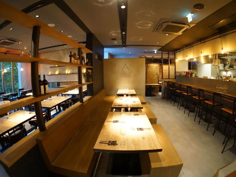 ☆… 立食レイアウト最大100名様 …☆
各テーブルを並べた立食レイアウトの場合は、最大100名様までご利用いただけます。