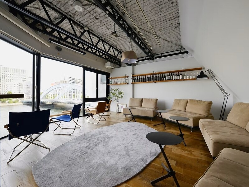 【4F カフェ ＆ ワインラウンジ】
全面ガラス窓のフルハイトウィンドウから、隅田川を一望できます