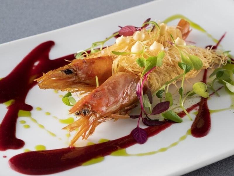 赤エビのカダイフ チェリーガスパチョ