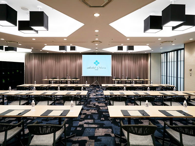 中宴会場【 Ariake -有明-】
シックで洗練された雰囲気の会場は、プログラムに合わせたレイアウトのアレンジが可能。また、ブッフェ専用の設備を備えており、会場内で神戸港の景色を眺めながら食事を愉しむこともできます。