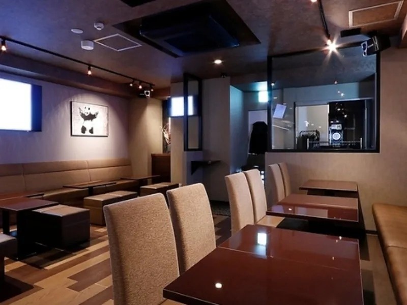 プライベート空間で安心♪

ボックス席やソファー席も完備！飲み放題でカラオケも楽しめる！お誕生日にはケーキをご用意いたします。