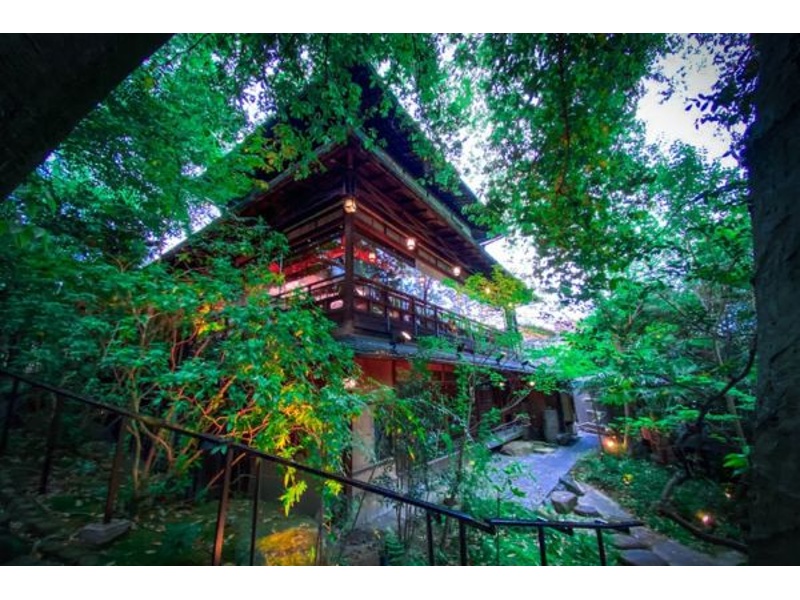 【外観】
京都屈指の観光スポット東山。高台寺近くに建つ「THE KYOTO」と呼ぶにふさわしいリゾート感溢れる約700坪の「青銅の館」で往年の宴に想いをはせるひとときを。