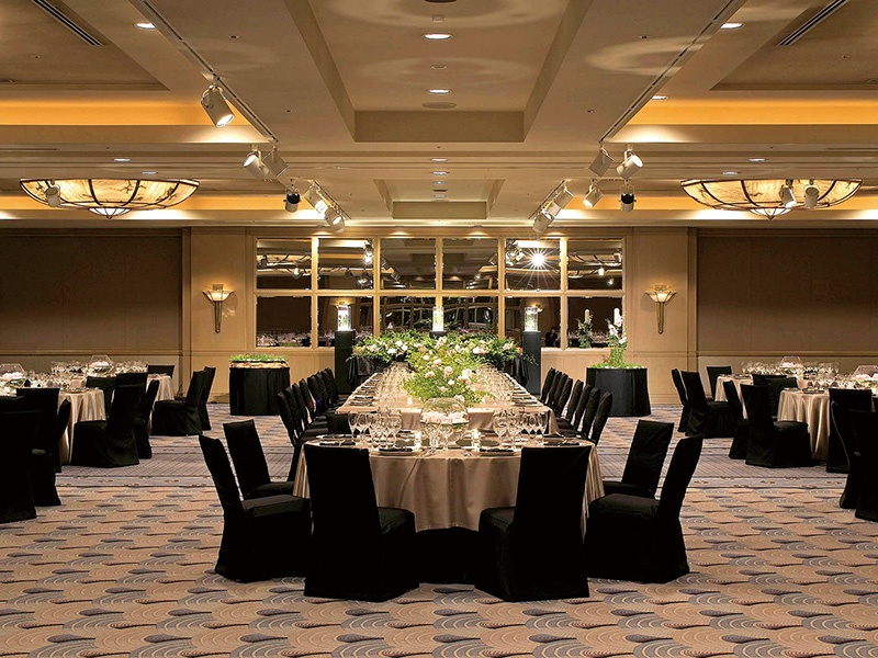 大理石を使ったシャンデリア“アラバスタ”や鏡を効果的に使った演出が、格調高い雰囲気を醸し出す『クリスタルボールルーム』。レセプションやセミナーなどでお客さまをお迎えするにふさわしい優雅で気品に満ちた空間は、様々な用途にご利用いただけます。