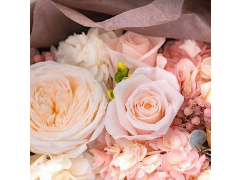 【花束のご用意】主役への花束のご用意可能です(3000円～)。パーティーをさらに華やかに演出するため、卓上にお花もご用意可能(500円/卓～)。ご希望の場合はコースご予約時にご相談下さい。