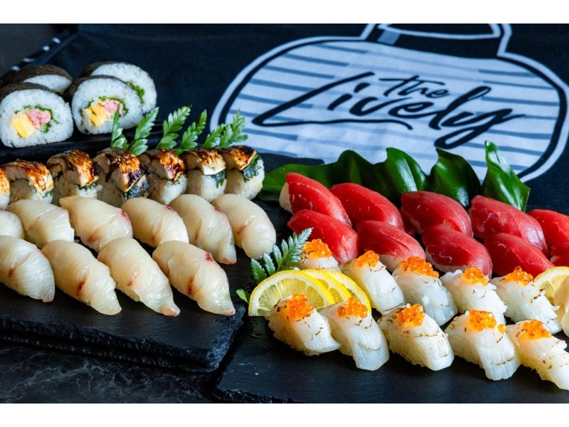 【お食事】
オプションでお寿司のご提供も可能です！当ホテルキッチンスタッフの創作寿司もお召し上がりいただけます。