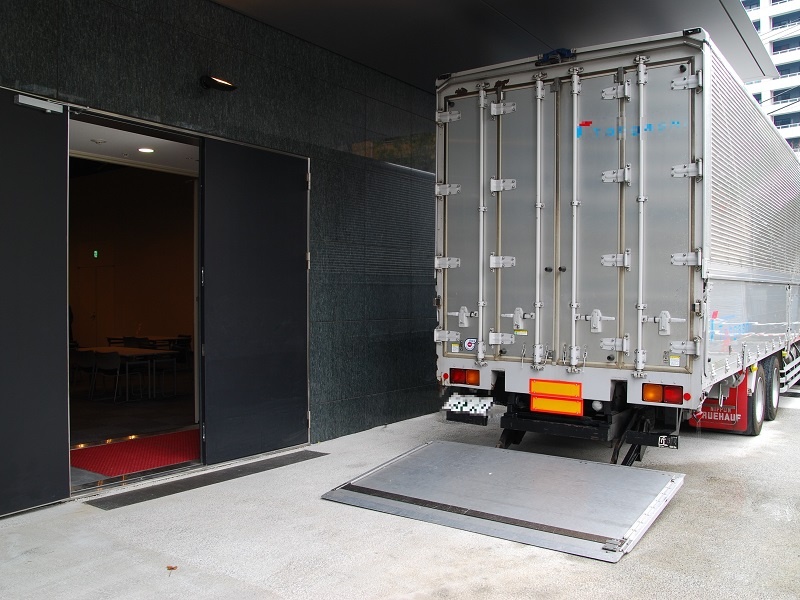 10tトラックを直接駐車できる搬入荷捌き動線。造作、設営の多い展示会にも最適です。