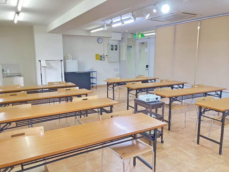 スクリーン・ホワイトボードも無料貸し出し致します。換気窓有り。