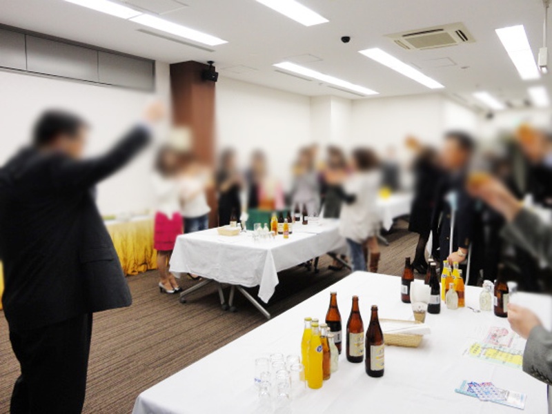 懇親会を開催されたお客様です。レストランや居酒屋の大部屋には入りきらない人数で、カジュアルにパーティーを開催されたい場合に適しております。