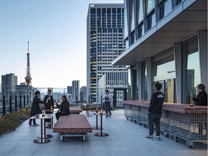 東京タワーや虎ノ門エリアの街並みを臨める開放感溢れる空間が魅力。