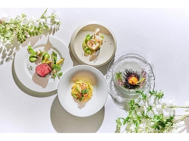 【料理コンセプト】
熊本の旬の食材を活かしフレンチをベースに和の技と感性を取り入れた“フレンチジャポネ”。地元の旬の食材を厳選し、味や見た目の美しさはもちろん、香りや食感、温度にもこだわった最高のアレンジで、食べることの愉しさも感じていただけます。
