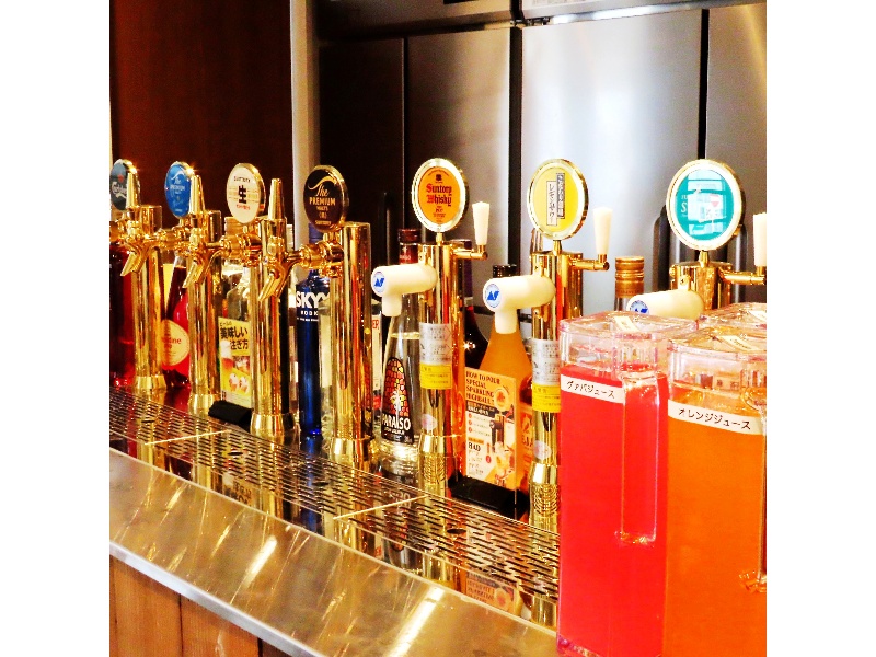 4種の生ビールをお楽しみいただけるビアサーバーと100種の飲み放題で心ゆくまで飲み放題
