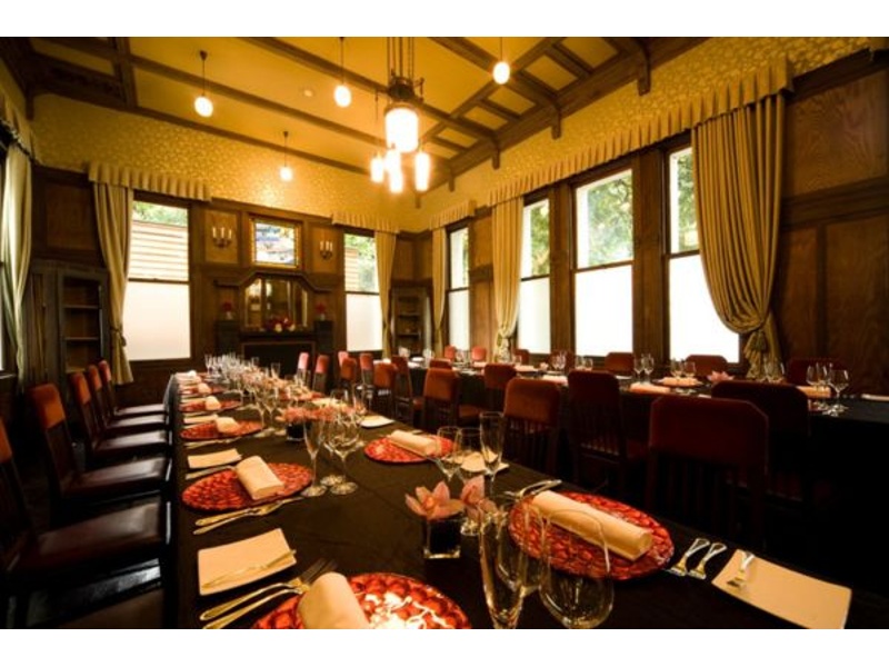【VIP ROOM】
重厚なインテリアに囲まれた、本館1FのVIPルーム。
格式高い雰囲気の空間は、少人数のご宴会・会食にご利用いただきやすいプライベート感があり、ゆったりと贅沢な時間をお過ごしいただけます。
