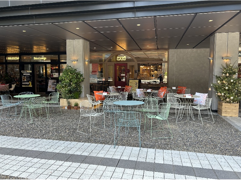 店舗外観（カラヤン広場側より）
貸切のご利用ではテラス席まで全てお使いいただけます