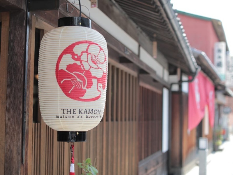 華紋の提灯が揺れる、風情ある路地の佇まい。美観地区の街並みに溶け込む、華紋の入口です。