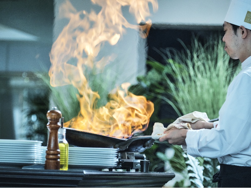 会場内のオープンキッチンでフランベも可能。
出来立てのお料理で楽しんで頂けます。

会場：コートヤードテラス
