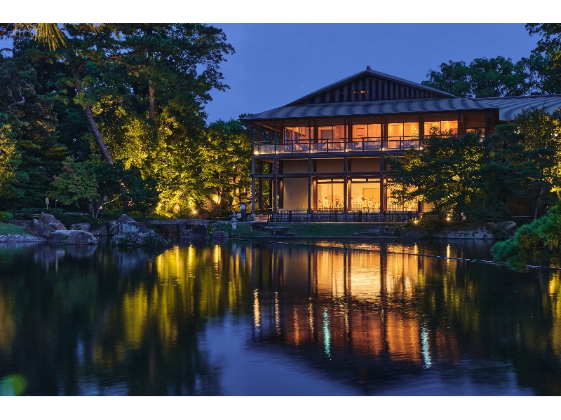 尾張徳川家ゆかりの日本庭園「徳川園」に佇む、
ガーデンレストラン徳川園。
その歴史は元禄8年、尾張藩二代目藩主 徳川光友が
隠居所として移り住んだ事を起源にします。