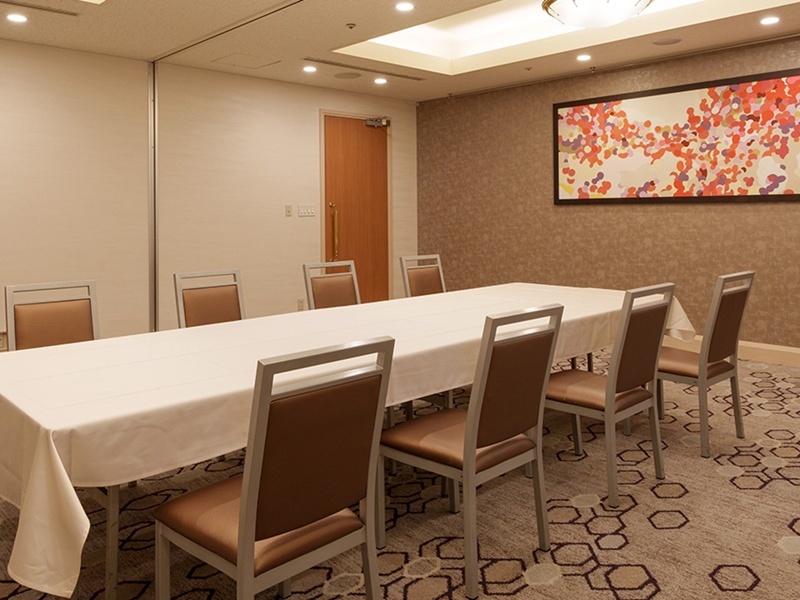 風師、足立、帆柱の3つの会場からなる小会議室。
少人数の会議、研修やお客さまの控室としてもご利用いただけます。