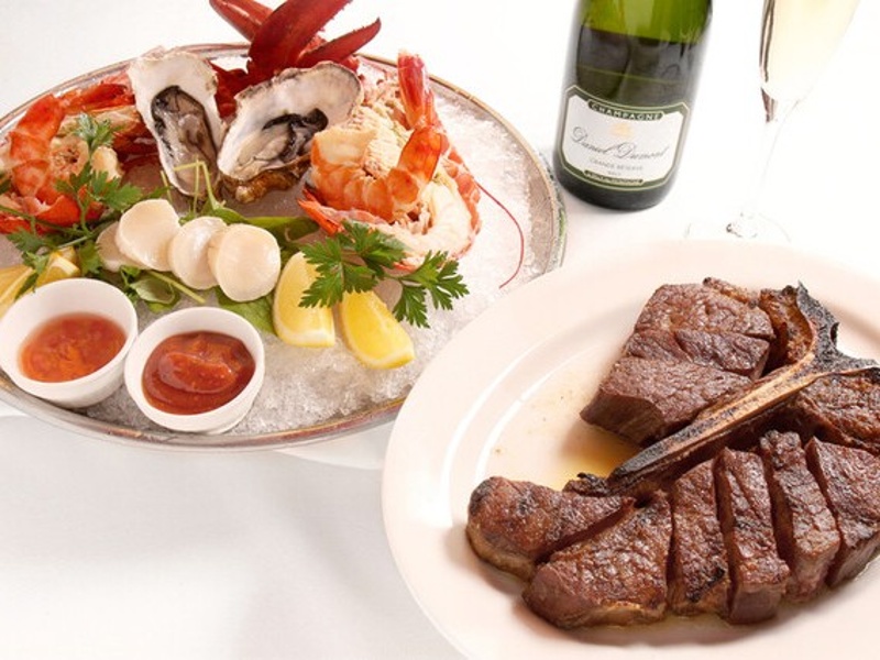 最高級熟成肉とライブロブスター、フレッシュオイスター。多彩な食材で宴会も安心です。