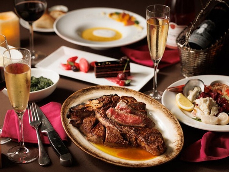 圧巻のサイズ感で宴会が盛り上がる、ポーターハウスステーキは大人数パーティーに最適