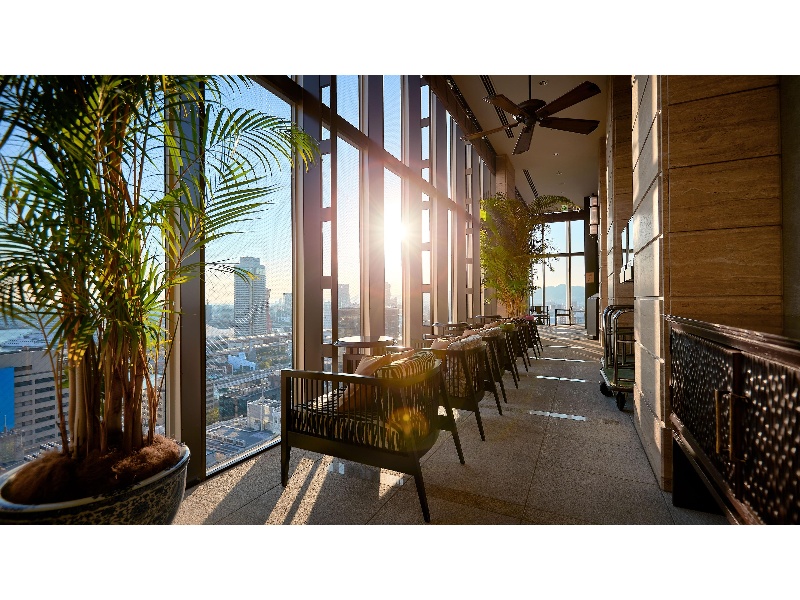 最上階には神戸港を一望していただけるゆっくりとお待ち合わせスペースもございます。