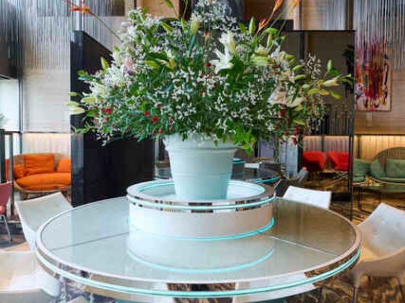 週替わりの生け花の香りを感じられるホール中央のカウンター席。