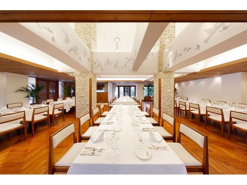 コーラル

新しい100年を見つめて、歴史の一歩を踏み出したバンケットルーム。
室内からテラスへと続き、希望の光に満ちあふれています。
無垢の木材や珊瑚石などの天然素材は、
新しい年輪を重ねるごとに味わいを深めてゆくことでしょう。