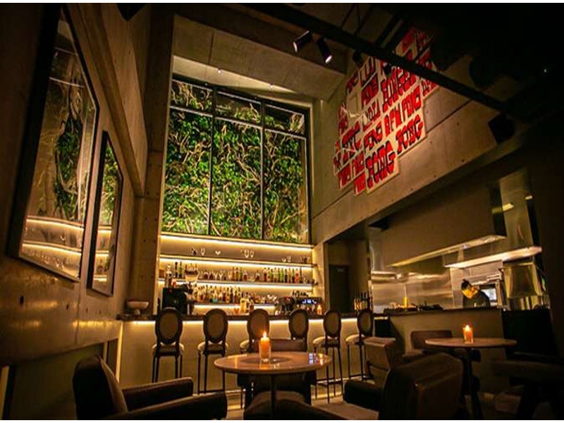 吹き抜けの開放感とアートが印象的なダイニング。非日常を感じられる空間で、特別感のあるパーティーを演出します。