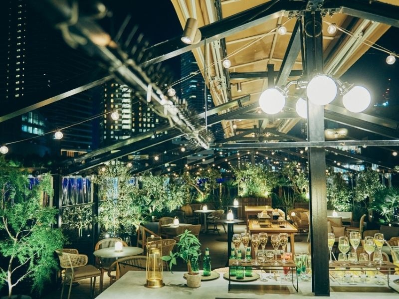 夜の水上テラスでは幻想的な空間。ゲストをお迎えする際の受付やウエルカムパーティなどのご利用が可能です。