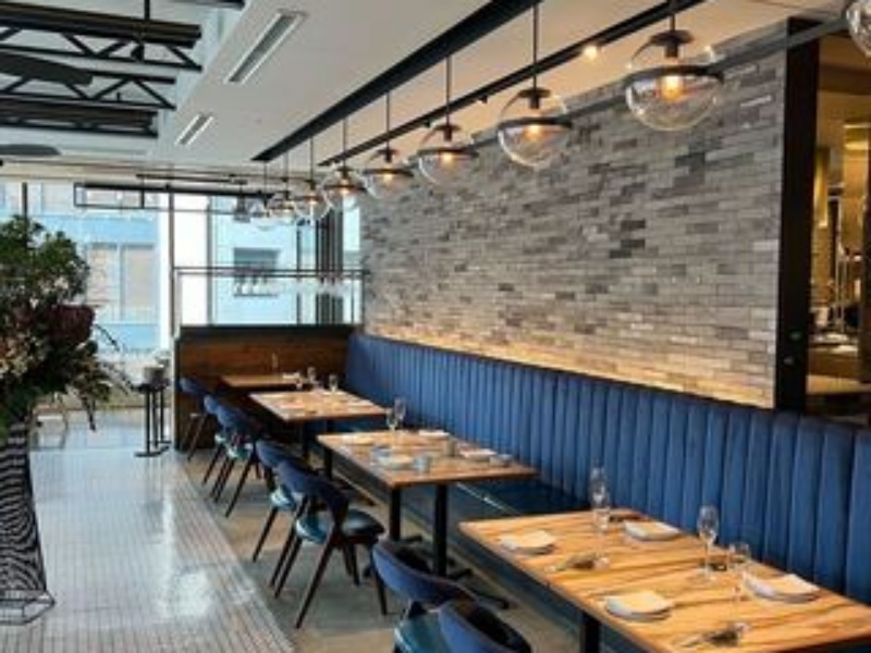 レンガ調の壁とブルーのシートが印象的な明るい店内。開放的な雰囲気の中、お食事をお楽しみいただけます。