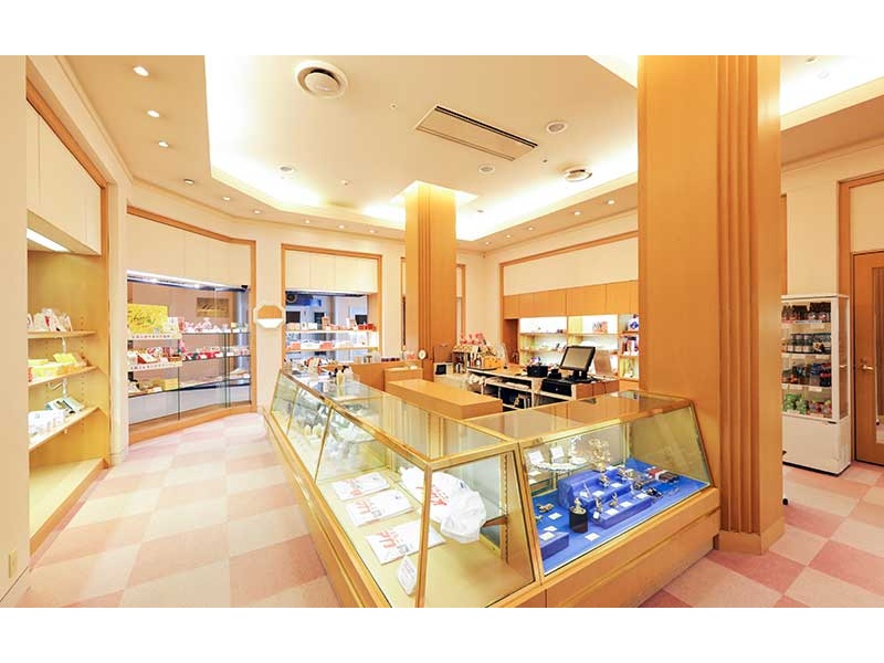 静岡・伊豆の特産品や名産品を取り揃えたショッピングコーナー。
地元ならではのお土産選びをお楽しみいただけます。