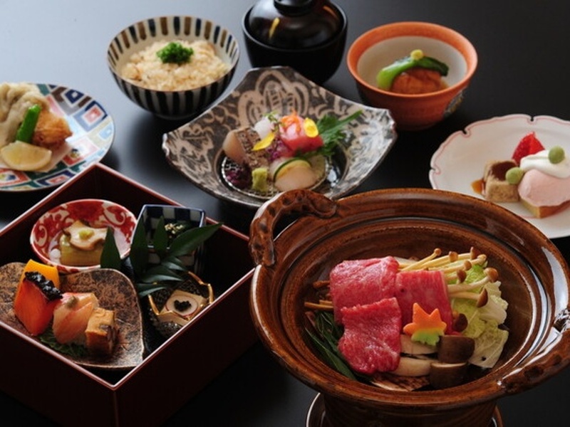 お昼からのご接待や同窓会、ご会合、友人同士のお集まりにも。
旬のお造り、厳選黒毛和牛など、職人の手により一品一品丁寧に、彩り豊かに盛り付けます。