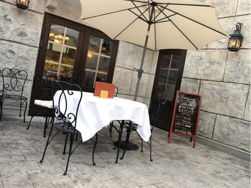 屋外テラス・ガーデン席は開放的な空間で、季節を感じながらの宴会は格別の雰囲気です。