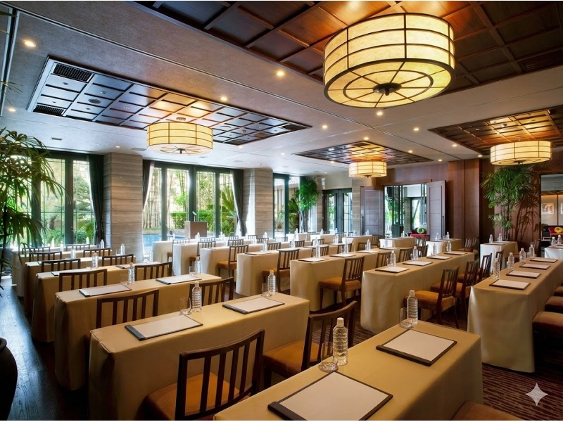 水辺やグリーンに囲まれた明るい会場は、最大4つに会場を仕切ることができ、少人数でのアットホームなパーティから大人数のイベントまで、様々なご案内が可能です。